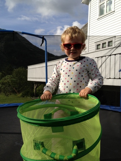 Anna i aksjon på trampolina - hennar andre heim...